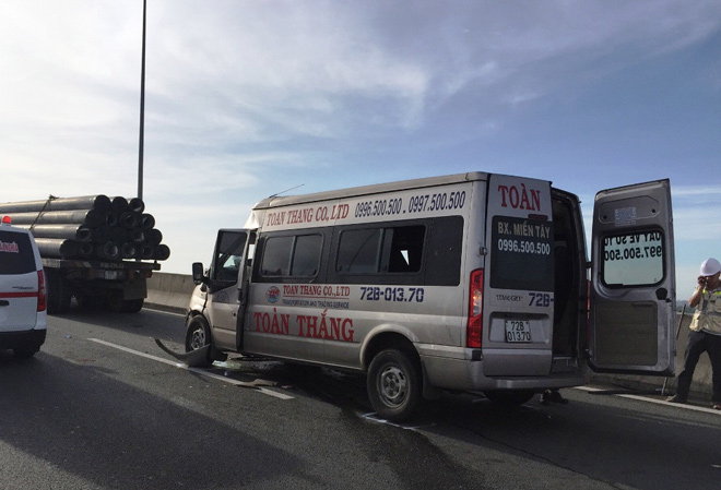 Xe khách vỡ toác sau va chạm kinh hoàng, nhiều người gặp nạn - 3