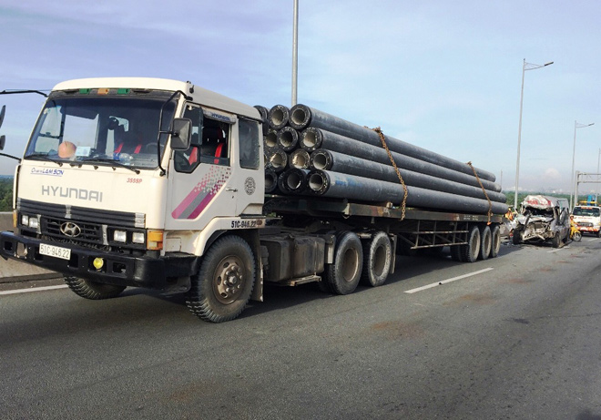 Xe khách vỡ toác sau va chạm kinh hoàng, nhiều người gặp nạn - 2