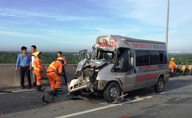 Xe khách vỡ toác sau va chạm kinh hoàng, nhiều người gặp nạn - 5