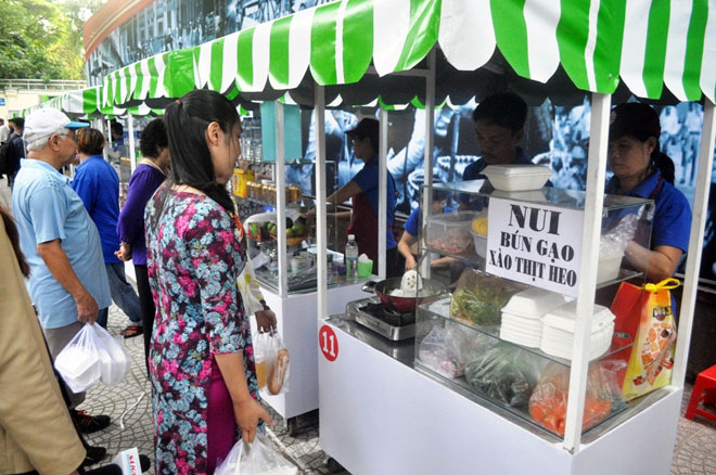 Ăn đã đời đủ món ngon tại phố hàng rong đầu tiên ở Sài Gòn - 1