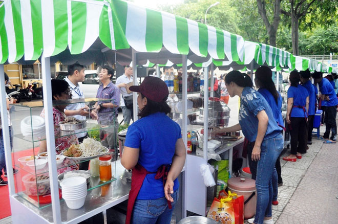 Ăn đã đời đủ món ngon tại phố hàng rong đầu tiên ở Sài Gòn - 5