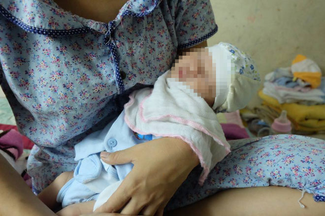 Hà Nội: Mẹ bất ngờ nhận lại con gái sau 14 ngày bỏ rơi - 1