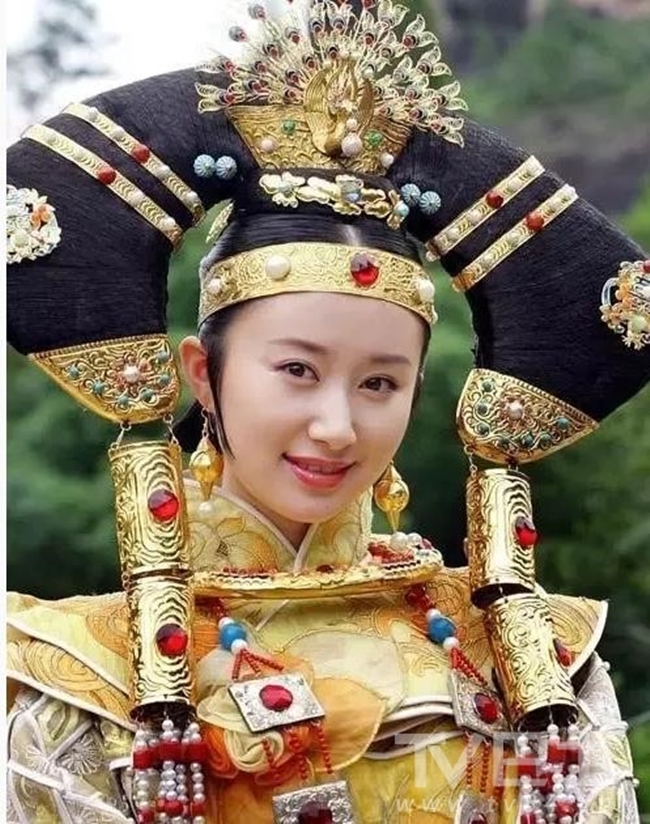 Trong phim cổ trang Trung Quốc, ngoài số lượng diễn viên quần chúng khổng lồ, khán giả còn chú ý tới tạo hình cầu kỳ của diễn viên. Đặc biệt, mái tóc với nhiều phụ kiện trang trí phức tạp khiến nhiều người nói vui, diễn viên có lẽ "gãy cổ" khi phải mang chúng trên đầu.