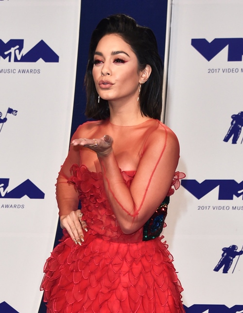 Váy áo phô vòng 1 ngồn ngộn ngập thảm đỏ MTV VMAs 2017 - 9