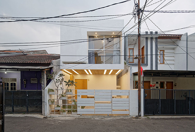 Căn nhà trắng tinh khiết này nằm trong một con ngõ nhỏ thuộc thành phố Jakarta, Indonesia, một trong những thành phố đông dân nhất thế giới.