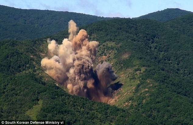 Video: HQ đem 8 quả bom 1 tấn ném sát biên giới Triều Tiên - 1