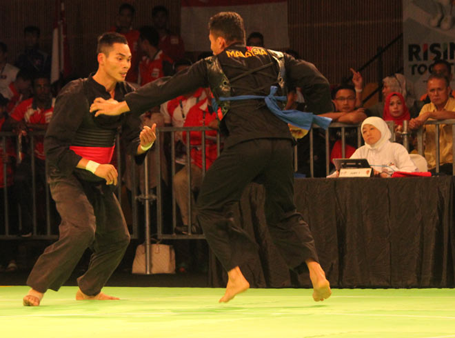 Võ đài Pencak Silat “nóng rực”: Người đẹp tỏa sáng, nam võ sỹ thắng kỳ lạ - 6