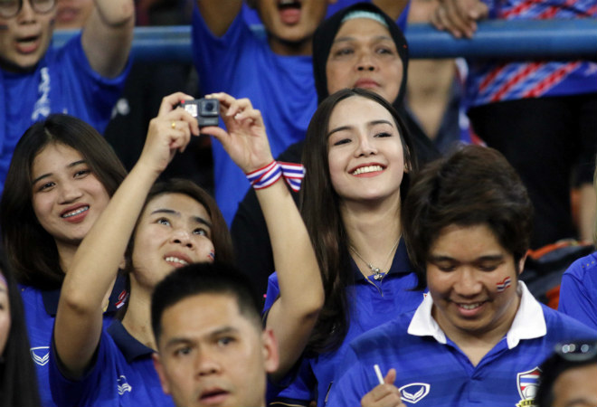 Dàn hot girl Thái Lan khiến 7 vạn CĐV Malaysia nín lặng - 1