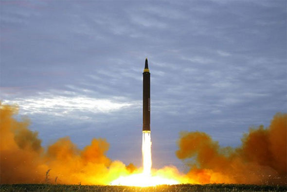 Thị sát phóng tên lửa, Kim Jong-un lộ vị trí trước mắt Mỹ? - 1