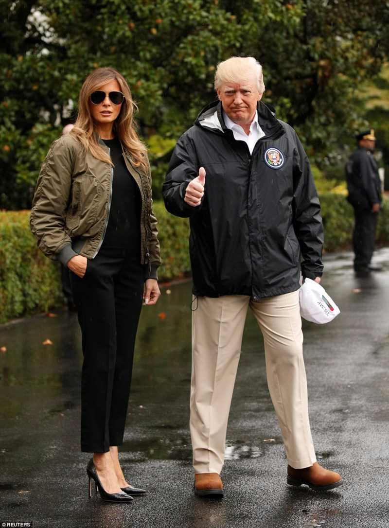 Đi giày cao gót đến vùng lũ, bà Trump gây bão dư luận - 1