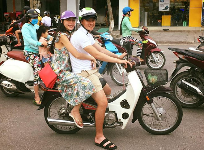 Vợ chồng Thủy Tiên chạy xe máy, mang dép lê về quê làm từ thiện - 1