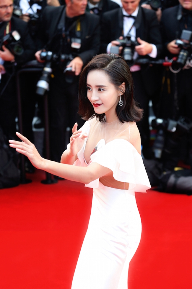 Mỹ nữ được mệnh danh kế thừa Dương Tử Quỳnh biểu diễn võ thuật trên thảm đỏ LHP Cannes 2017 vừa qua.
