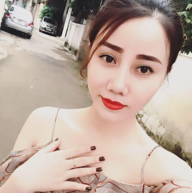 Tháng 10/2015, tiền vệ Thanh Trung chính thức rước cô vợ xinh đẹp có cái tên rất đặc biệt - Đinh Thủy Chung về dinh. 