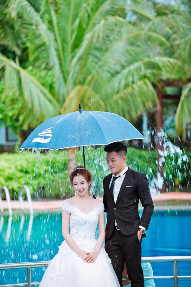 Nhan sắc của cô gái Long An từng là chủ đề bàn tán rôm rả thời điểm tháng 10/2016, khi cô và tiền vệ Tấn Tài chuẩn bị làm đám cưới. 