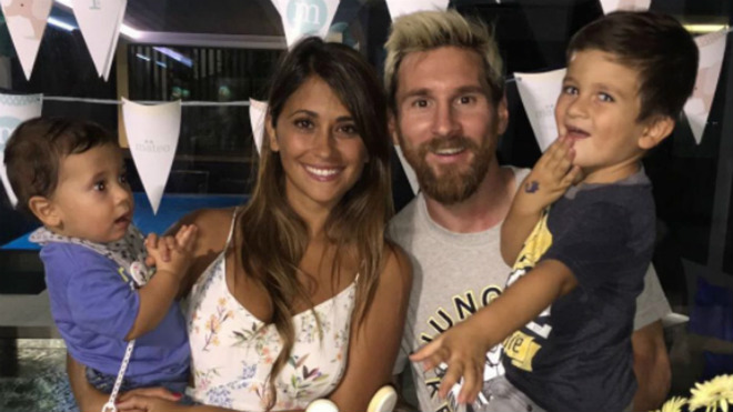 Messi vui buồn lẫn lộn: Vợ xinh báo tin mừng, anh trai thoát chết - 1