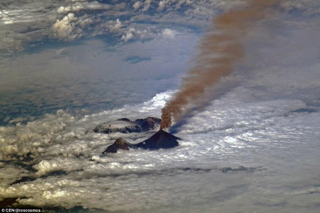 Đẹp phi thường cảnh núi lửa phụt khói giữa biển mây trắng - 2