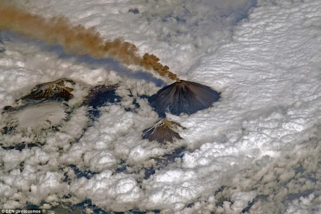 Đẹp phi thường cảnh núi lửa phụt khói giữa biển mây trắng - 1