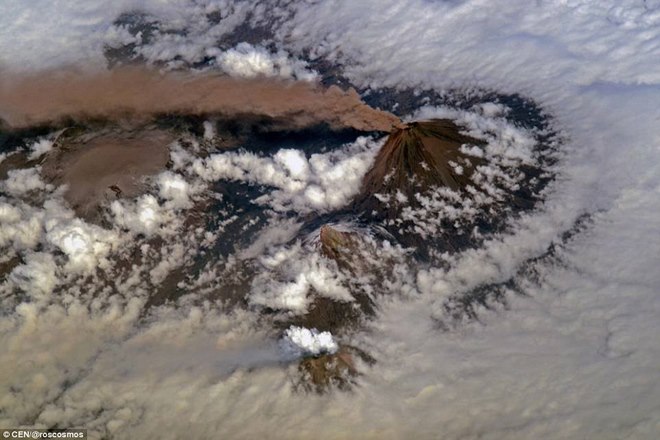 Đẹp phi thường cảnh núi lửa phụt khói giữa biển mây trắng - 3