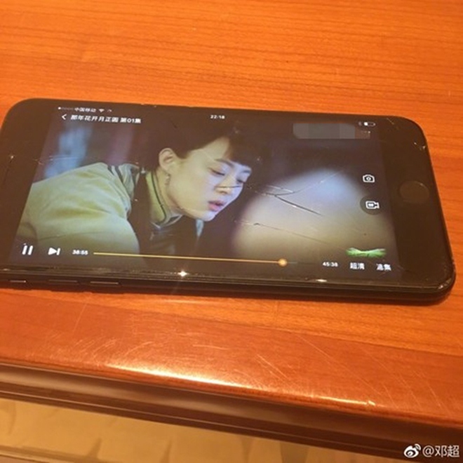 Ông hoàng phòng vé đập vỡ điện thoại vì cảnh thân mật của vợ với trai trẻ? - 2