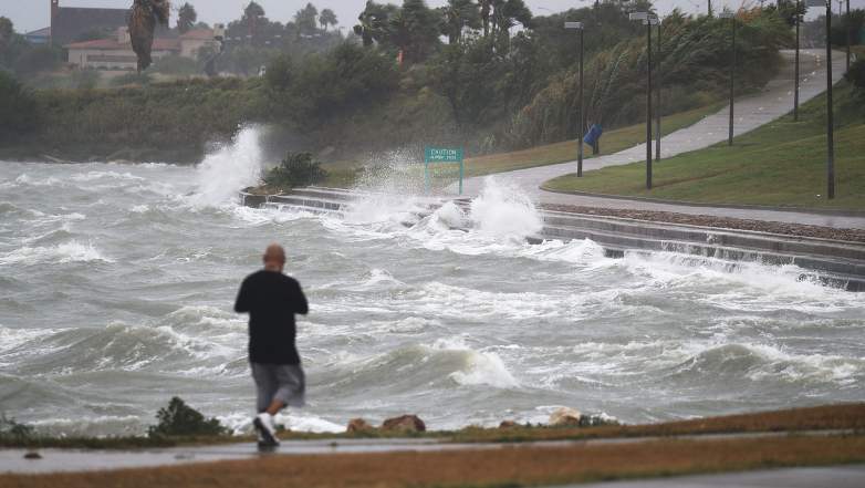 Siêu bão Harvey: Ông Trump &#34;rút túi&#34; 22 tỉ cứu dân - 1