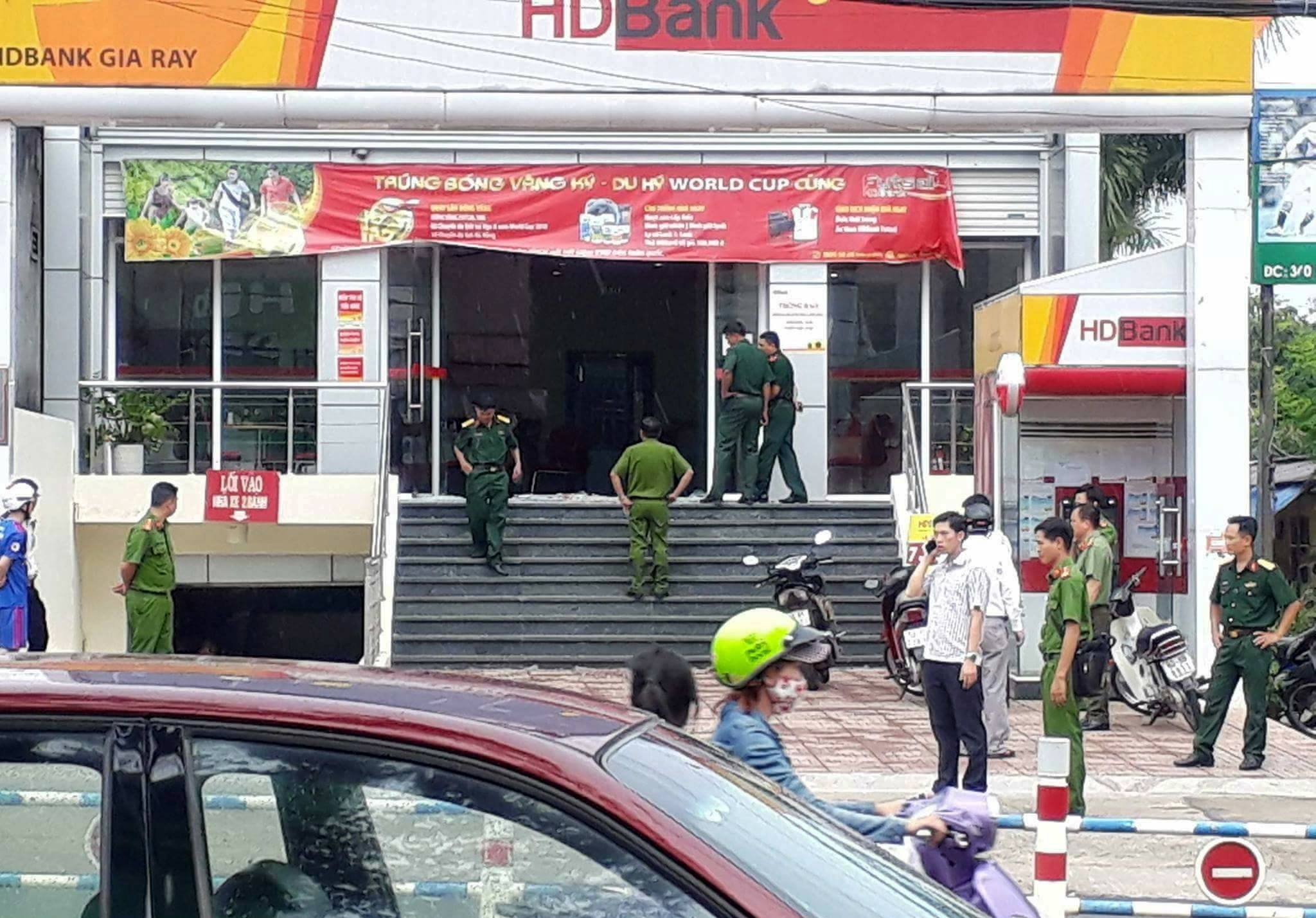 Táo tợn dùng vũ khí cướp ngân hàng giữa ban ngày ở Đồng Nai - 1