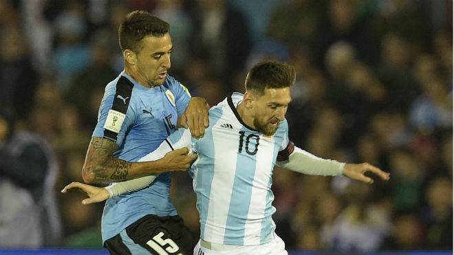 Messi vẫn “cóng chân” khi lên tuyển, ĐT Argentina lâm nguy - 1