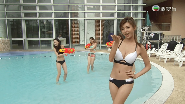 Nữ diễn viên 8X khoe hình thể gợi cảm với bikini trong một chương trình truyền hình.