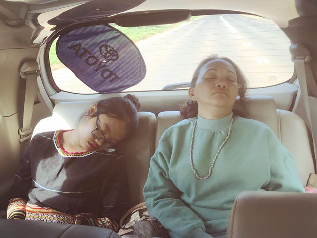 Không ít lần, lịch diễn bận rộn vào những ngày lễ Tết khiến hai mẹ con phải chợp mắt trong lúc di chuyển trên xe.