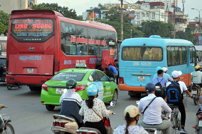 Biển người chen chân dưới cái nóng oi bức về quê nghỉ lễ - 2