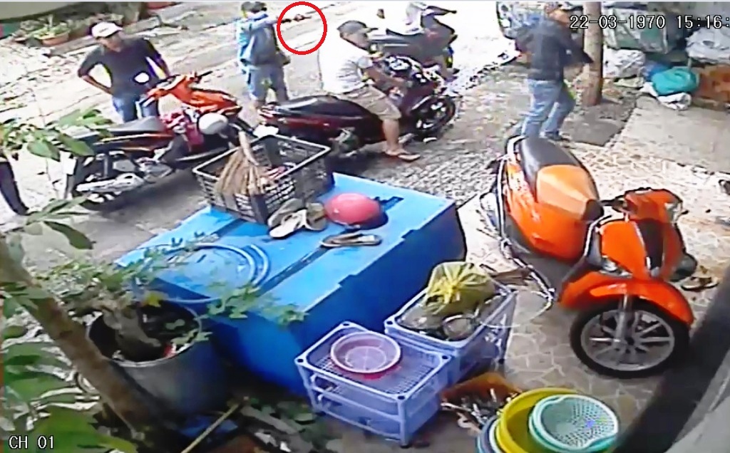 Em gái vay tiền của giang hồ rồi bỏ trốn, nhà anh trai lãnh đủ - 2