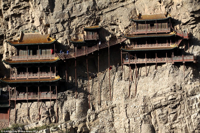Ấn tượng ngôi chùa 1.500 tuổi cheo leo trên vách núi đá - 1