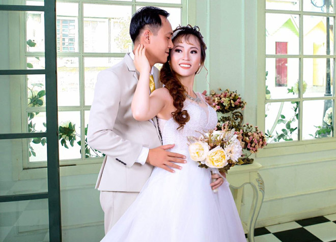 "Cô bán cơm và chú bảo vệ" khiến MC Cát Tường khóc nấc đã kết hôn - 11