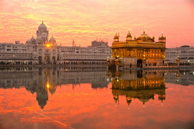 Đền Vàng - Ấn Độ: Một cảm giác thần thánh đặc biệt tràn ngập khu đền thờ thiêng liêng nhất của người theo đạo Sikh vào khoảnh khắc mặt trời lặn, khi Đền Vàng Harmandir Sahib tinh tế nhuộm nắng lấp lánh như một viên hổ phách trên biển gương.