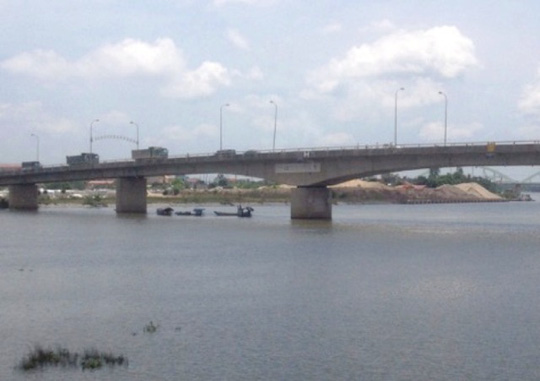 1 cán bộ dự án tỉnh Ninh Bình bỏ ô tô nhảy sông tự tử - 1