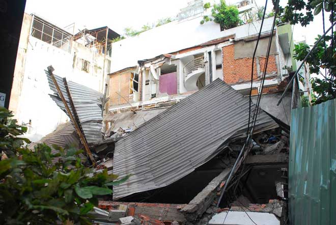 Nhà 3 tầng bất ngờ đổ sập, đè nát nhà hàng xóm trong đêm - 1