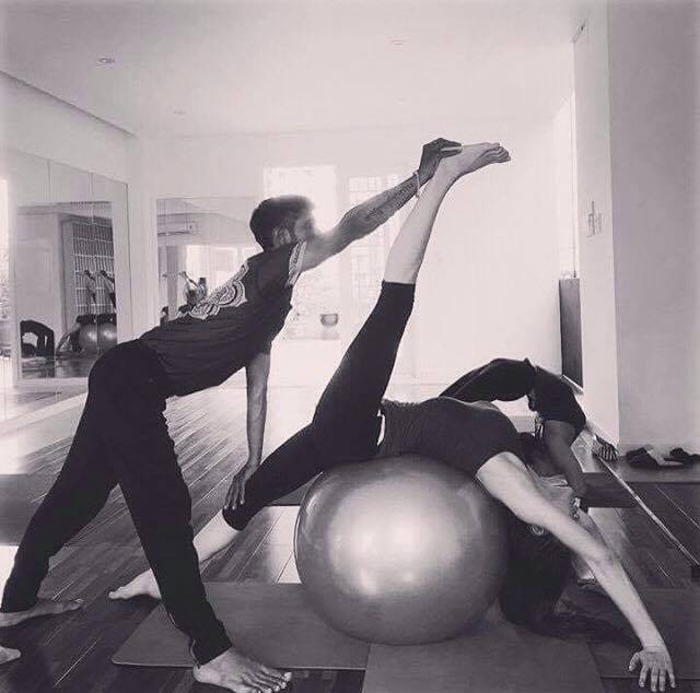 Dàn mỹ nhân trổ tài xoạc chân khoe cơ thể dẻo dai hiếm có - 4