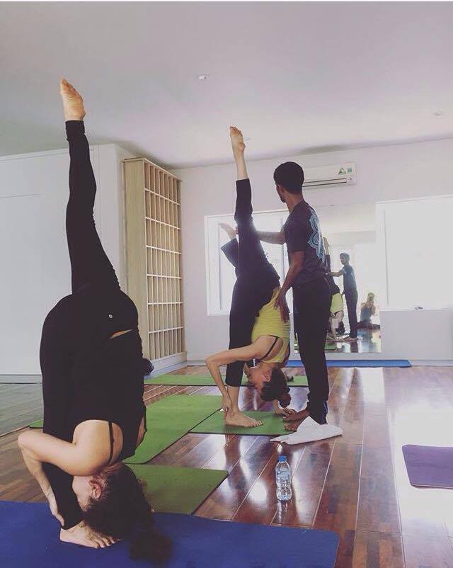 Dàn mỹ nhân trổ tài xoạc chân khoe cơ thể dẻo dai hiếm có - 5