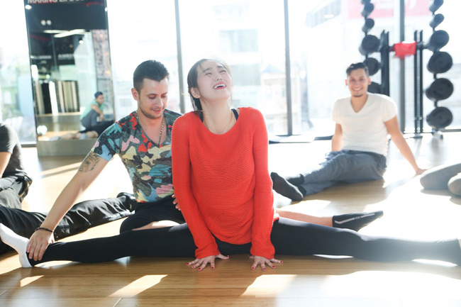 Dàn mỹ nhân trổ tài xoạc chân khoe cơ thể dẻo dai hiếm có - 9