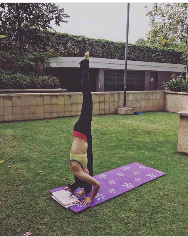 Dàn mỹ nhân trổ tài xoạc chân khoe cơ thể dẻo dai hiếm có - 15