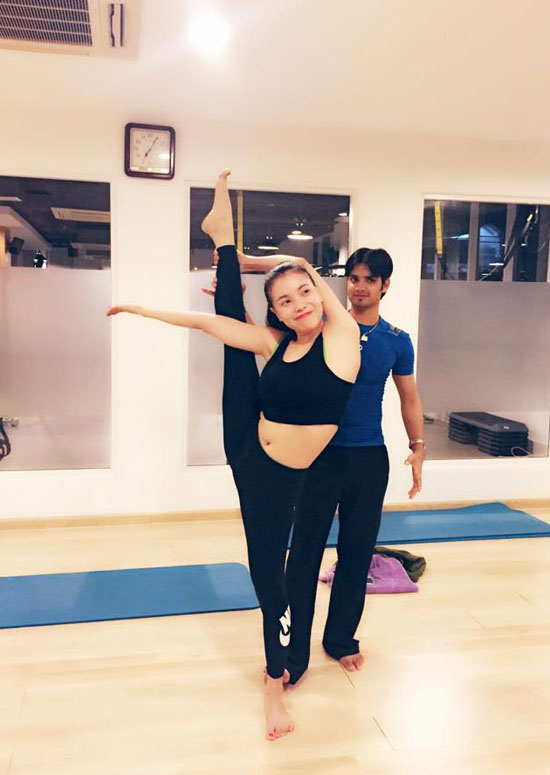 Dàn mỹ nhân trổ tài xoạc chân khoe cơ thể dẻo dai hiếm có - 4