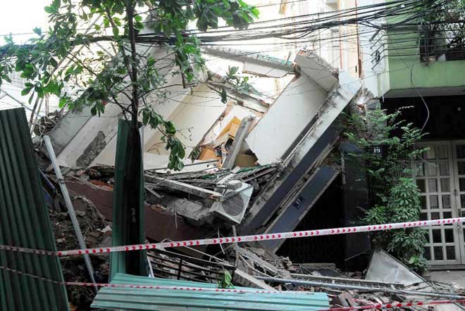 Vụ nhà 3 tầng đổ, đè nát nhà hàng xóm: Bê tông, kính bay như tên bắn - 4