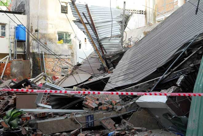 Vụ nhà 3 tầng đổ, đè nát nhà hàng xóm: Bê tông, kính bay như tên bắn - 1