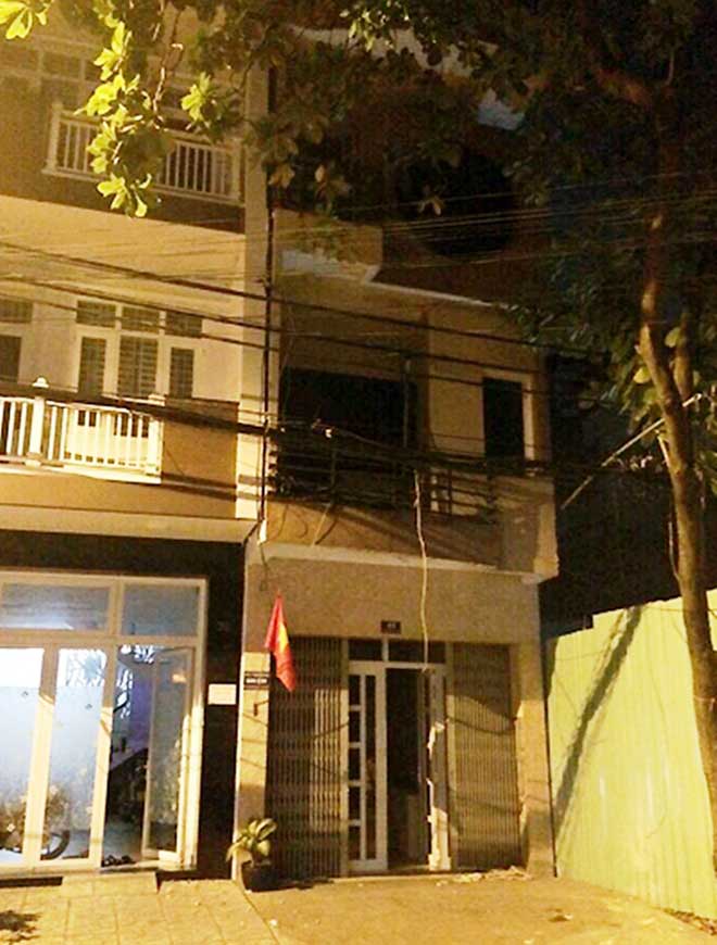 Vụ nhà 3 tầng đổ, đè nát nhà hàng xóm: Bê tông, kính bay như tên bắn - 2