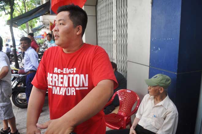 Vụ nhà 3 tầng đổ, đè nát nhà hàng xóm: Bê tông, kính bay như tên bắn - 3