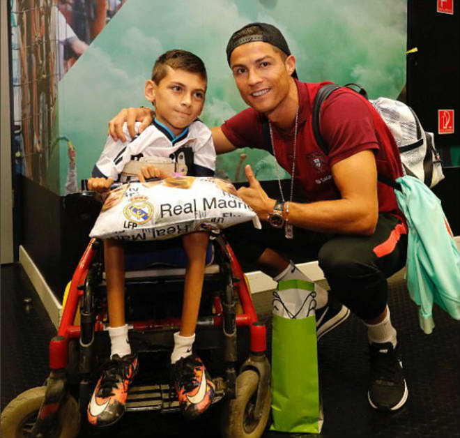 Ronaldo tặng fan nhí quà vô giá, hớn hở chờ phá sâu kỷ lục - 1