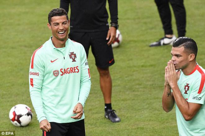 Ronaldo tặng fan nhí quà vô giá, hớn hở chờ phá sâu kỷ lục - 2