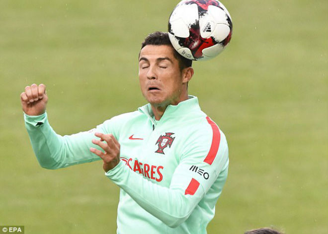 Ronaldo tặng fan nhí quà vô giá, hớn hở chờ phá sâu kỷ lục - 3