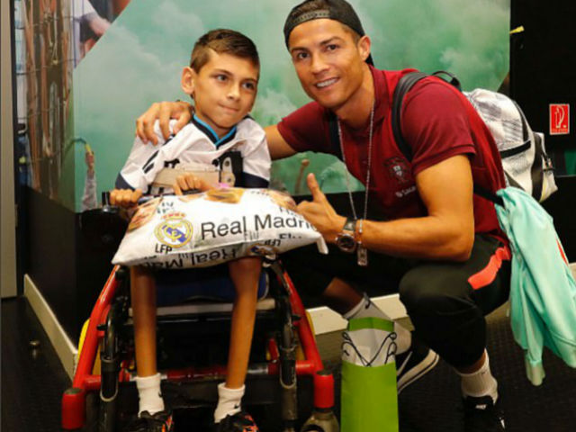 Ronaldo tặng fan nhí quà vô giá, hớn hở chờ phá sâu kỷ lục