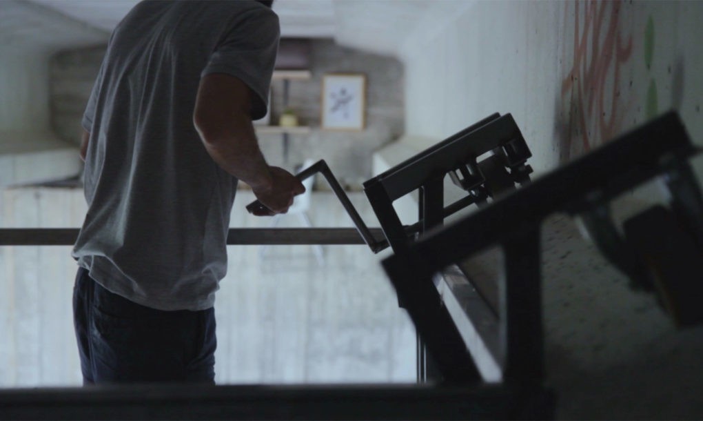 Phòng làm việc bí mật ẩn dưới gầm cầu khiến ai cũng choáng - 7