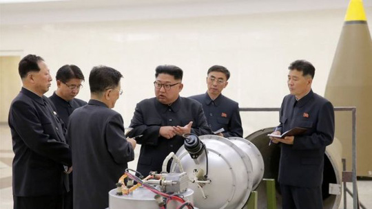 Giải mã bức ảnh ông Kim Jong-un kiểm tra đầu đạn hạt nhân - 1